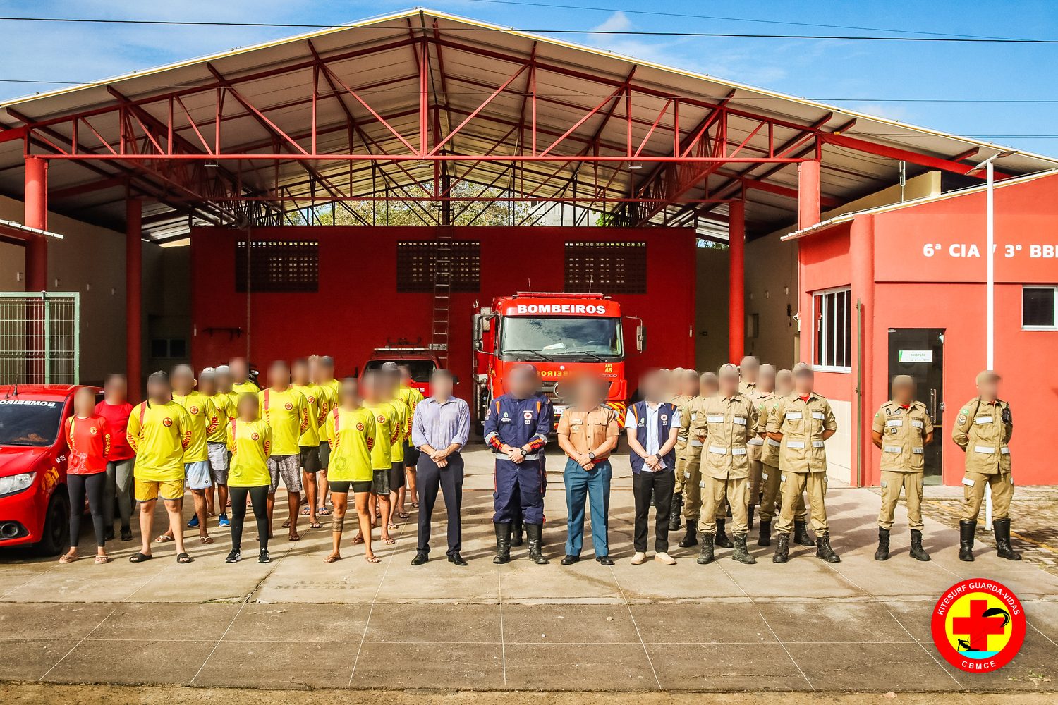 Turma do curso em frente ao quartel do Corpo de Bombeiros